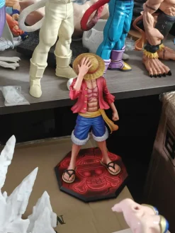 Holding Down Hat Monkey D. Luffy - ONE PIECE Resin Statue - LX-Studios