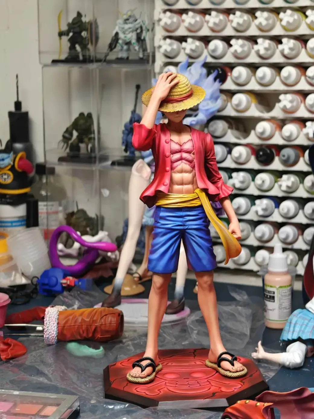 Holding Down Hat Monkey D. Luffy - ONE PIECE Resin Statue - LX-Studios