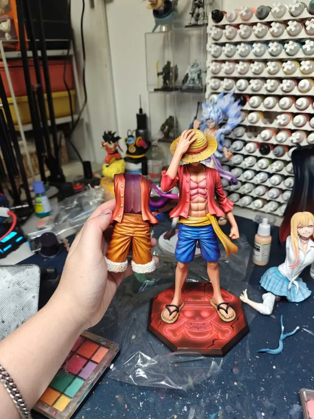 Holding Down Hat Monkey D. Luffy - ONE PIECE Resin Statue - LX-Studios