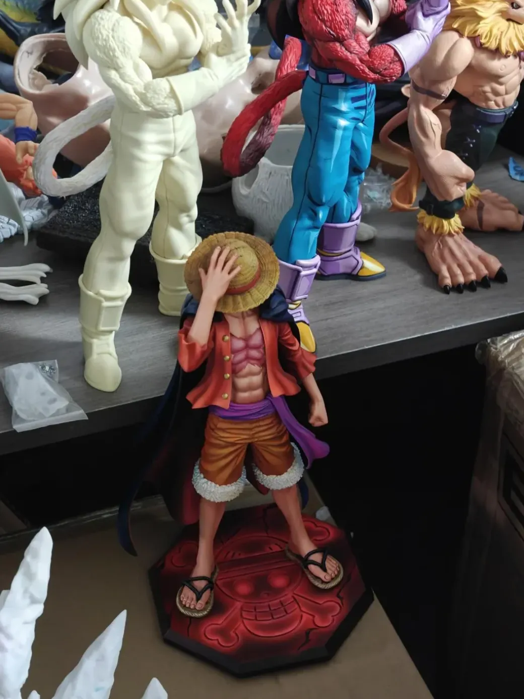 Holding Down Hat Monkey D. Luffy - ONE PIECE Resin Statue - LX-Studios