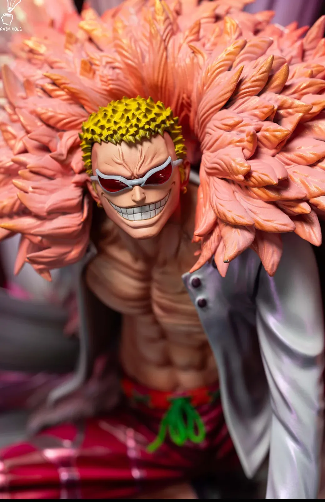 Squatting Donquixote Doflamingo - ONE PIECE Resin Statue - Brain Hole Studio