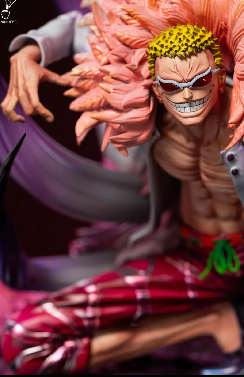 Squatting Donquixote Doflamingo - ONE PIECE Resin Statue - Brain Hole Studio