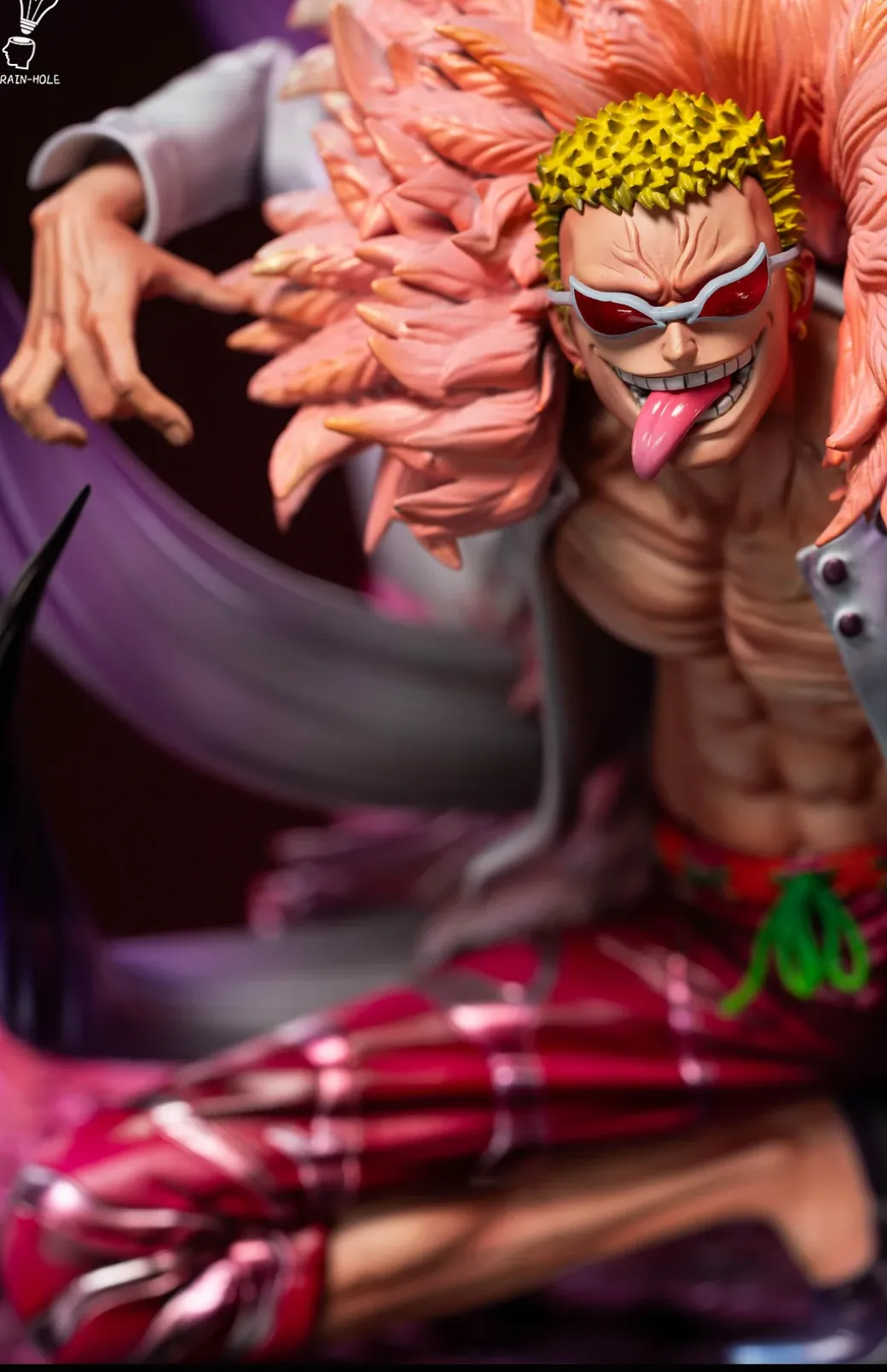 Squatting Donquixote Doflamingo - ONE PIECE Resin Statue - Brain Hole Studio